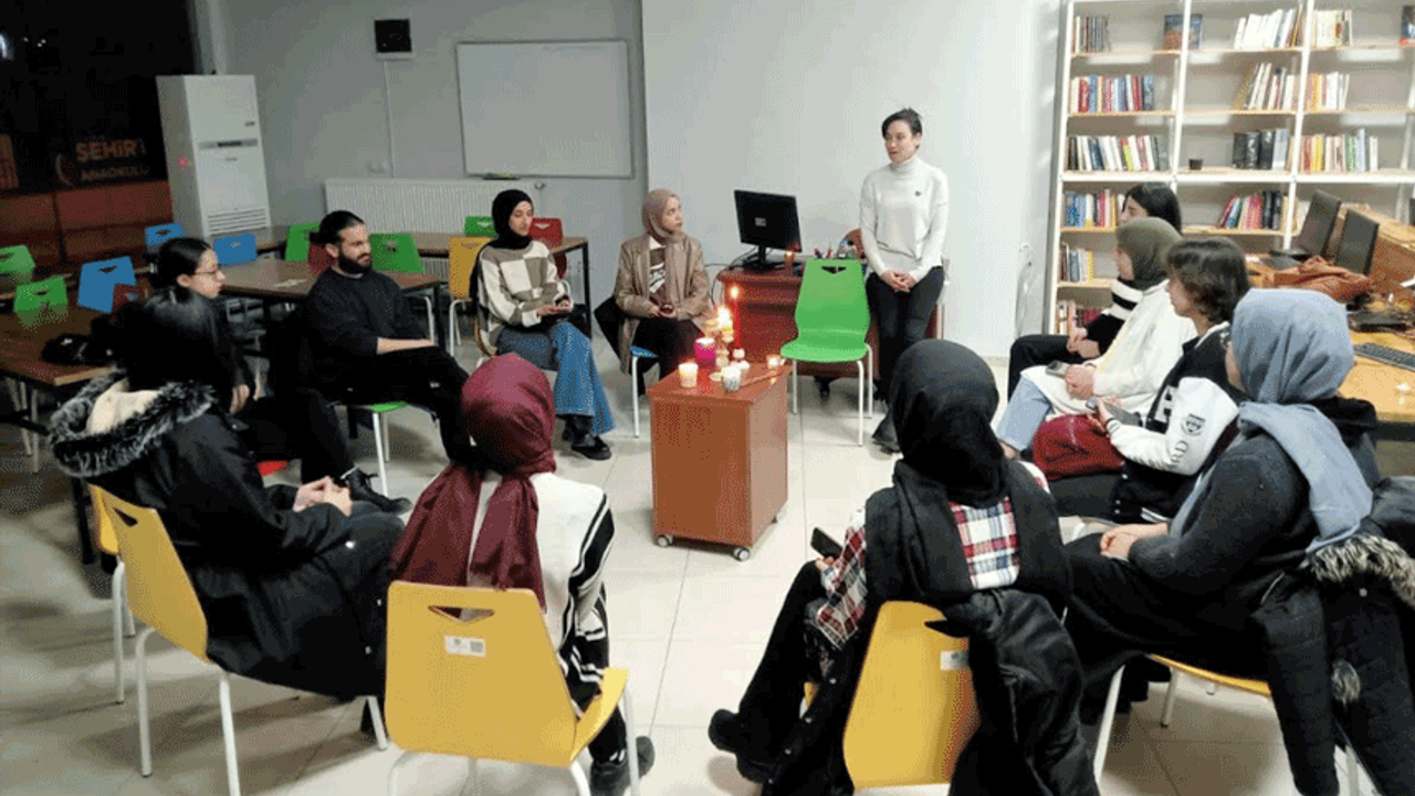 Eskişehir'de gençler duygularını şiirle paylaştılar