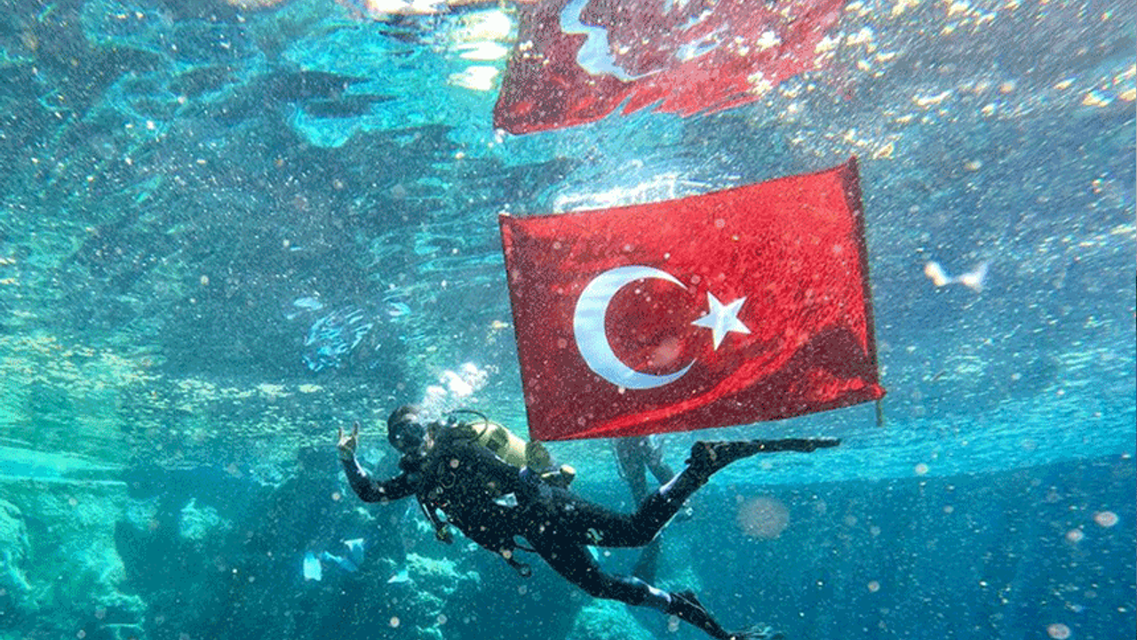 Hayran bırakan görüntü! Suyun altında Türk bayrağı açtı