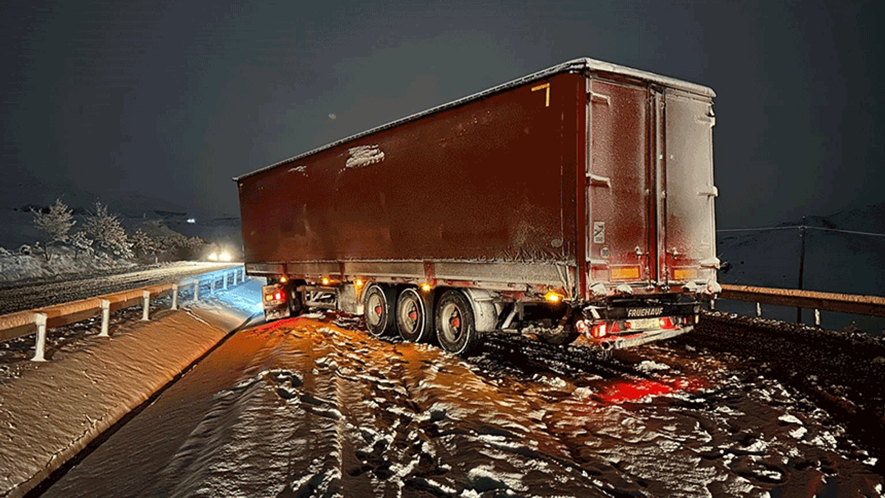 Afyon'da yoğun kar yağışı trafiği aksattı