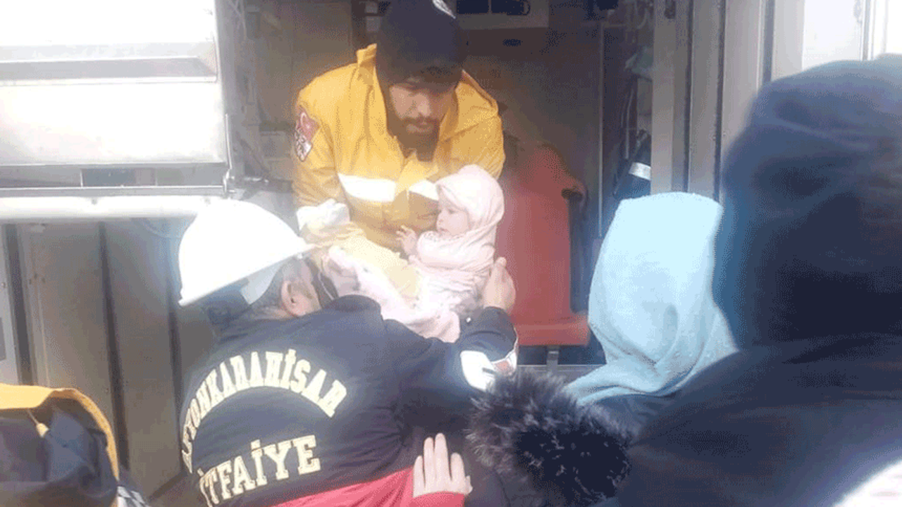 Afyonkarahisar ekibi anne ve bebeğini enkazdan sağ kurtardı