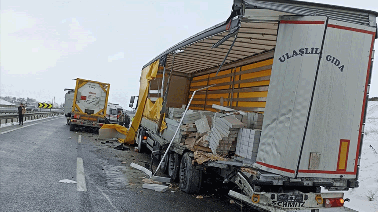 Bozüyük-Eskişehir yolunu kapatan kaza: İki tır çarpıştı