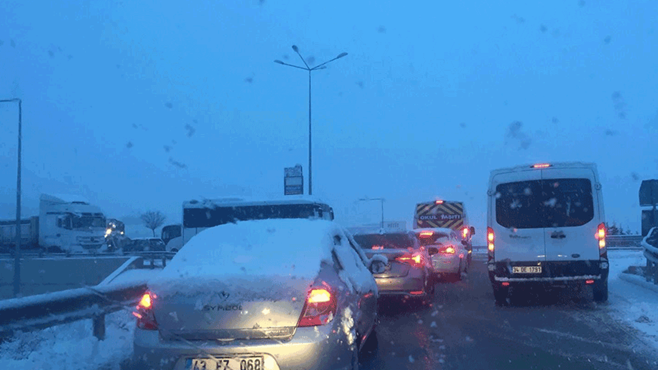 Bozüyük'te yoğun kar yağışı: Sürücüler güçlük çekti