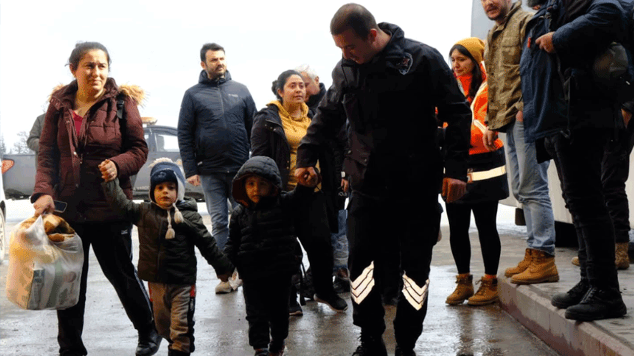 Eskişehir'de depremzedeleri Büyükşehir Belediyesi karşılıyor