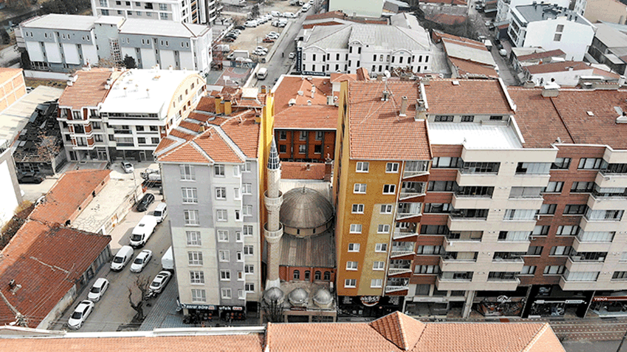 Eskişehir'de bir garip mimari: 7 katlı binaların arasında görünmez oldu