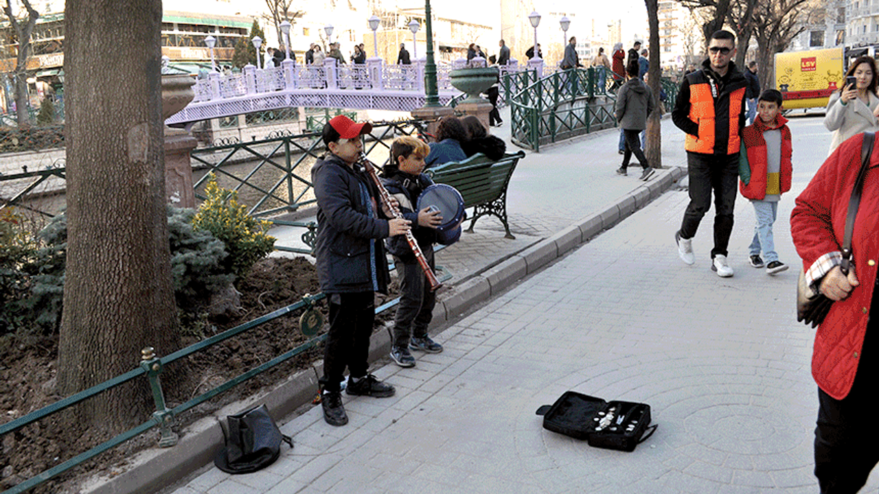 Eskişehir'de küçük müzisyenler görenlerin içini ısıttı