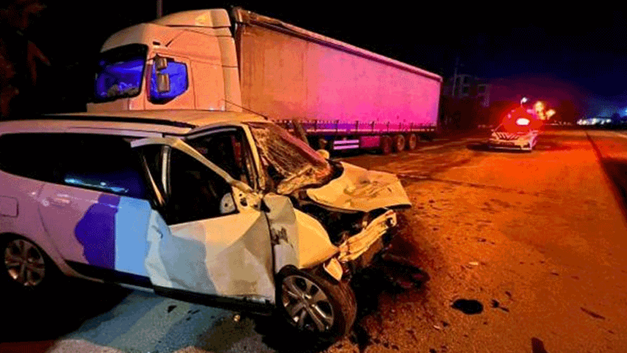 Eskişehir'de otomobil kamyona çarptı: 2 ölü 2 yaralı