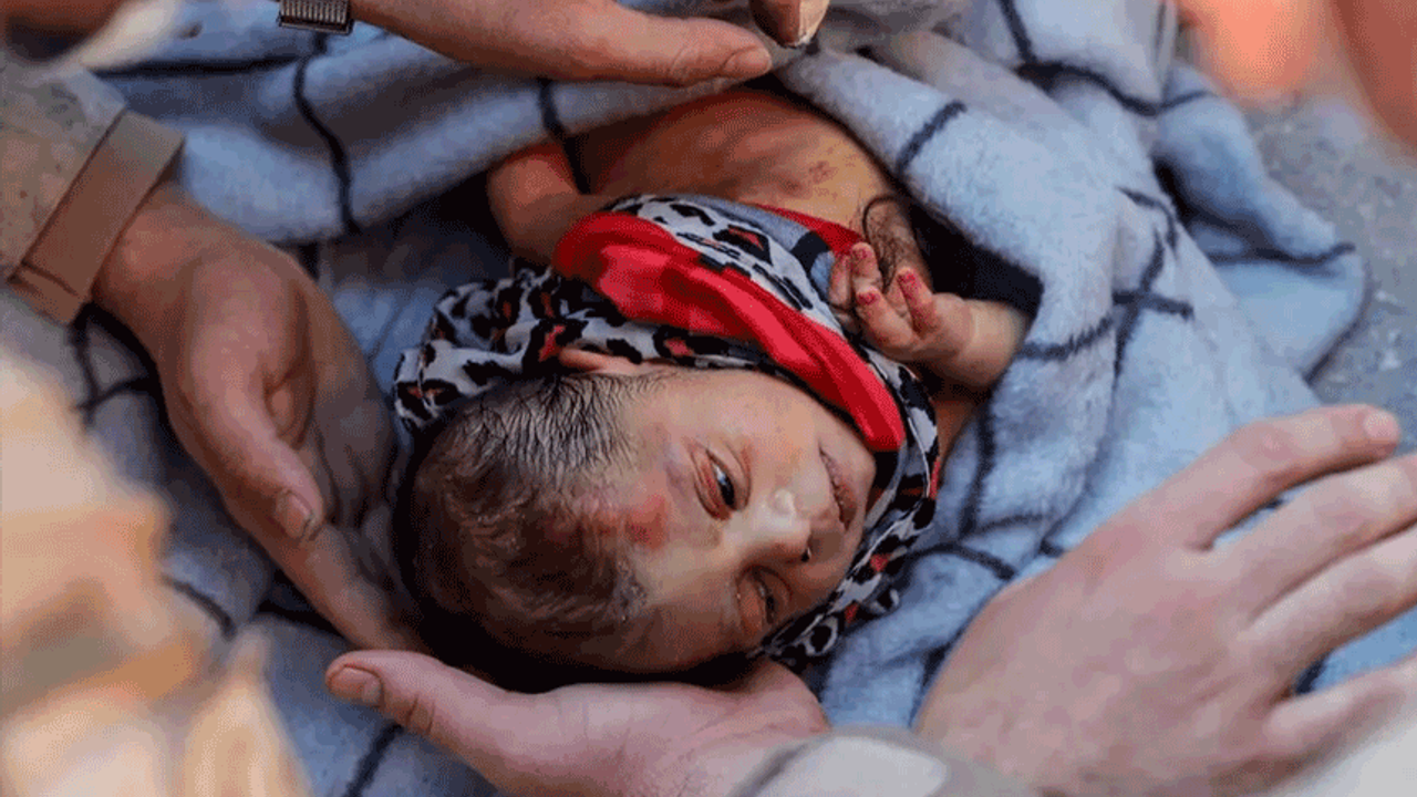 Minik bebeğin elindekiler Türkiye'yi bir kez daha yıktı