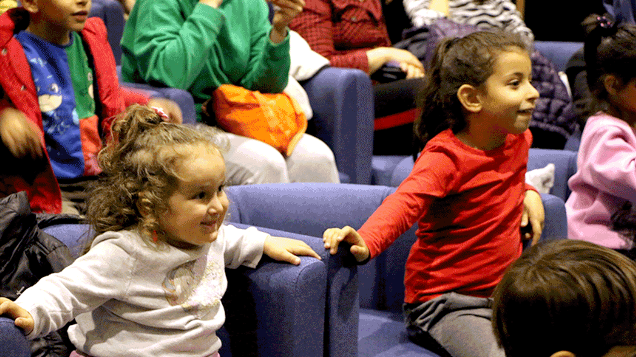 Eskişehir'de depremzede çocuklara moral veren gösteri