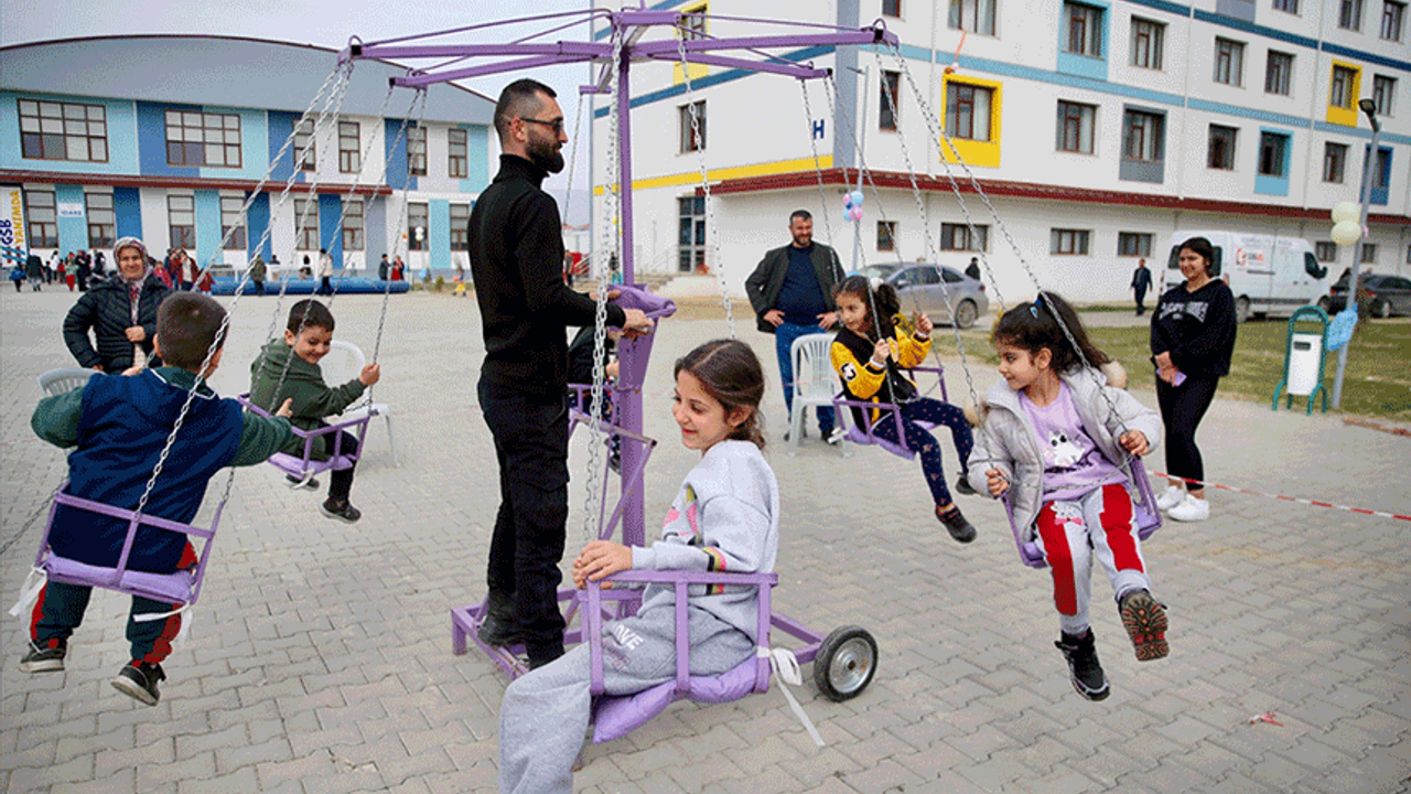 Eskişehir'de depremzede çocukları böyle eğlendirdiler
