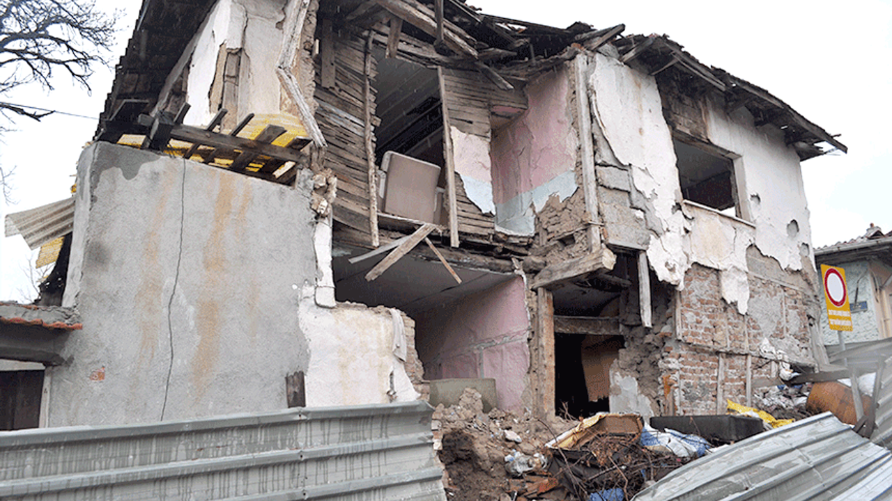 Eskişehir'de duvarları çöken tarihi bina tehlike saçıyor
