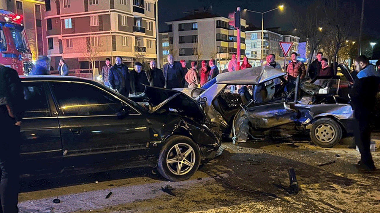 Eskişehir'de feci kaza: Araç hurdaya döndü