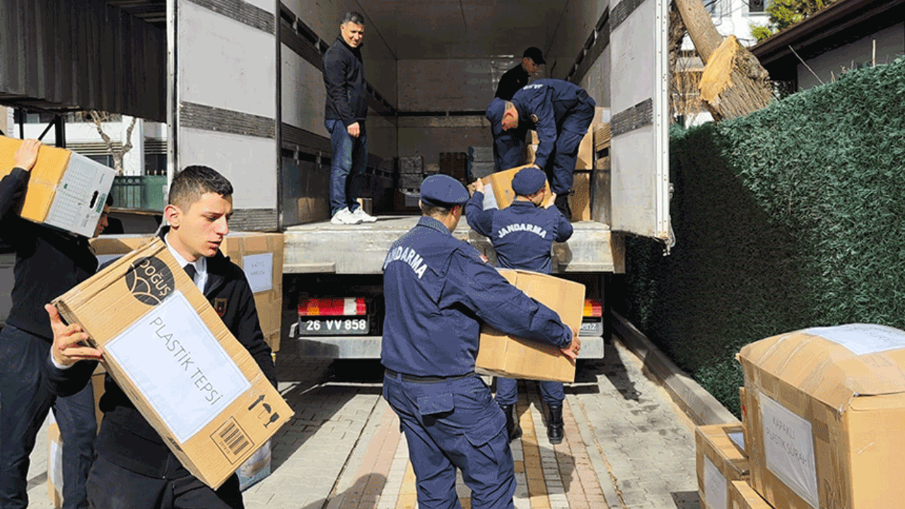 Eskişehir'de jandarmadan depremzedelere yardım malzemesi