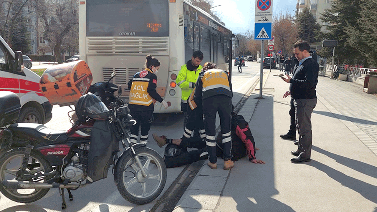 Eskişehir'de kaza: Motosikletli kurye otobüse çarptı