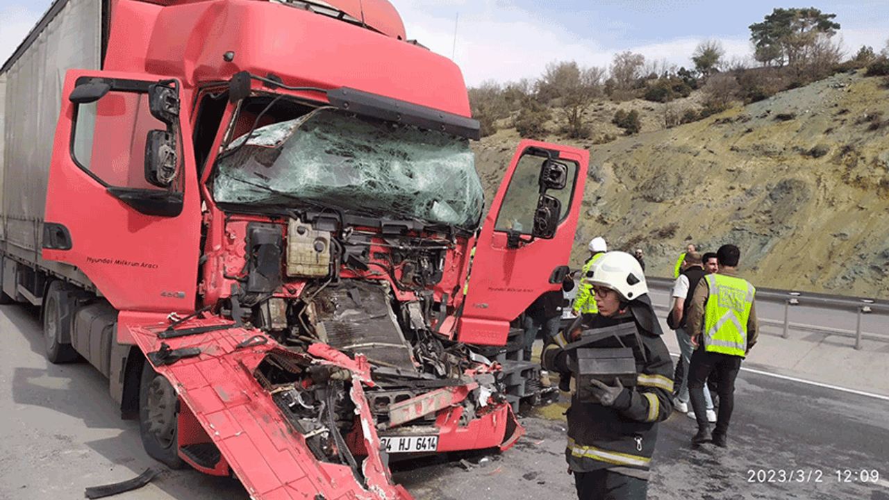 Kütahya'da tır ile kamyon çarpıştı: Sıkışan sürücüyü itfaiye kurtardı
