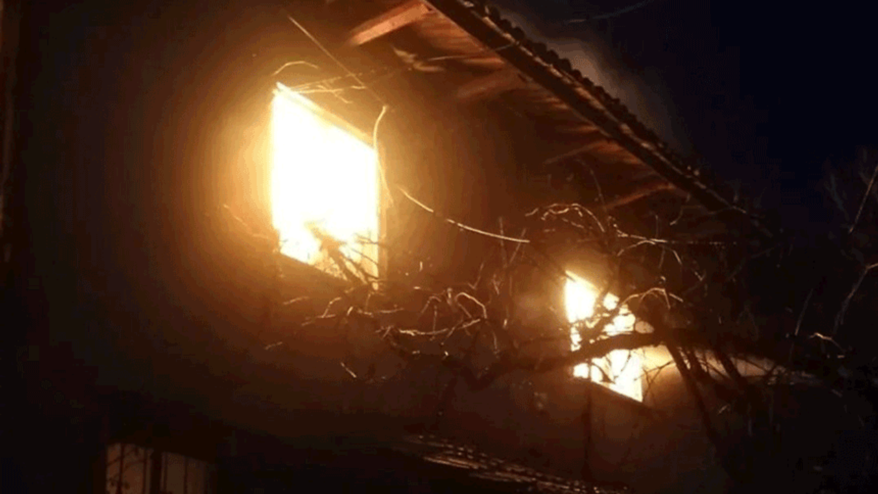 Kütahya'da yangın: İki ev tamamen yandı
