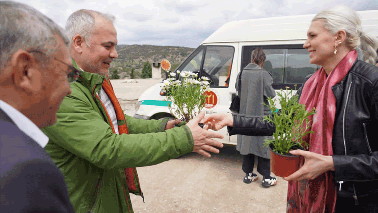Subaşı mezarlık ziyaretine gelen vatandaşlara çiçek hediye etti