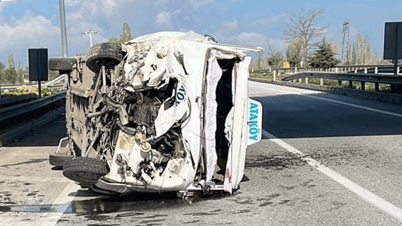 Afyon'da minibüs devrildi: 4 yaralı
