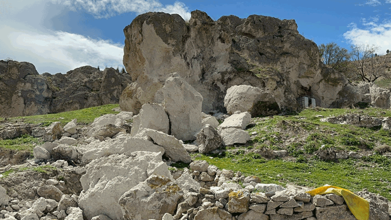 Yamaçtan kopan kaya parçaları köylülerin kabusu oldu