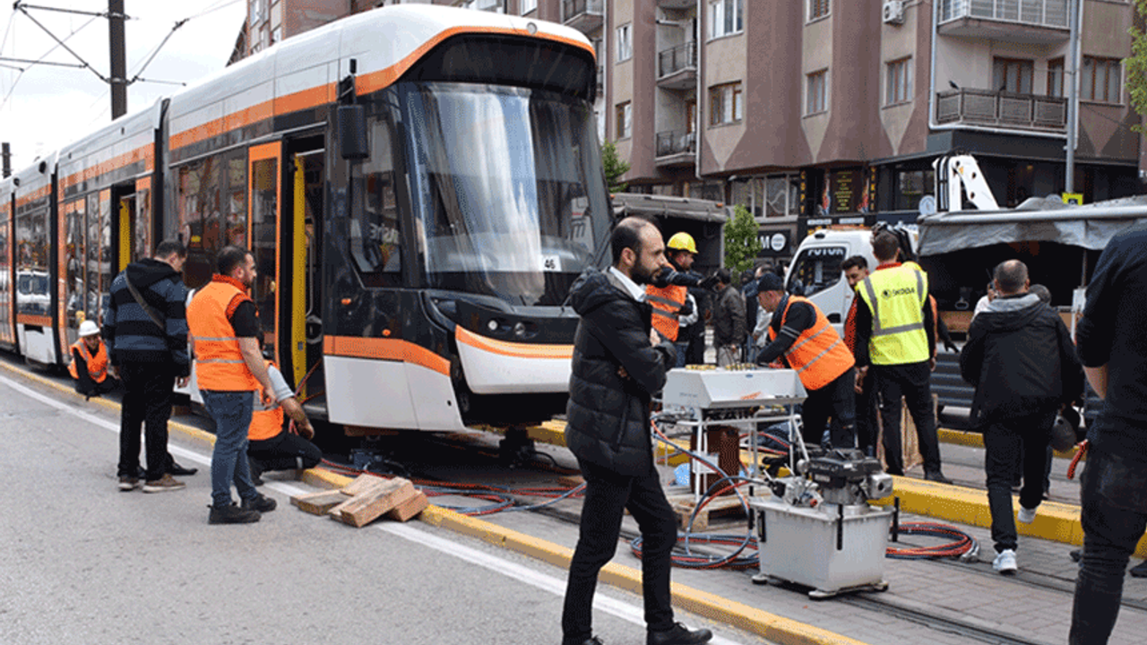 Eskişehir'de feci kaza! Tramvayın altında kaldı
