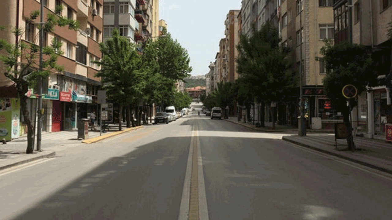 Eskişehir’de bu caddenin zemini alarm veriyor
