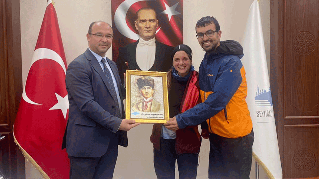 İspanyol çiftin Seyitgazi ziyaretinde dikkat çeken Atatürk detayı