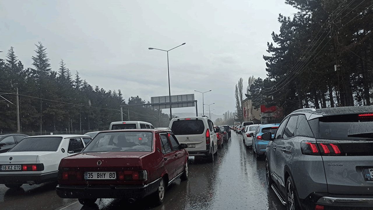 Eskişehir'de Sazova'ya akın! Ziyaretçiler trafiği tıkadı