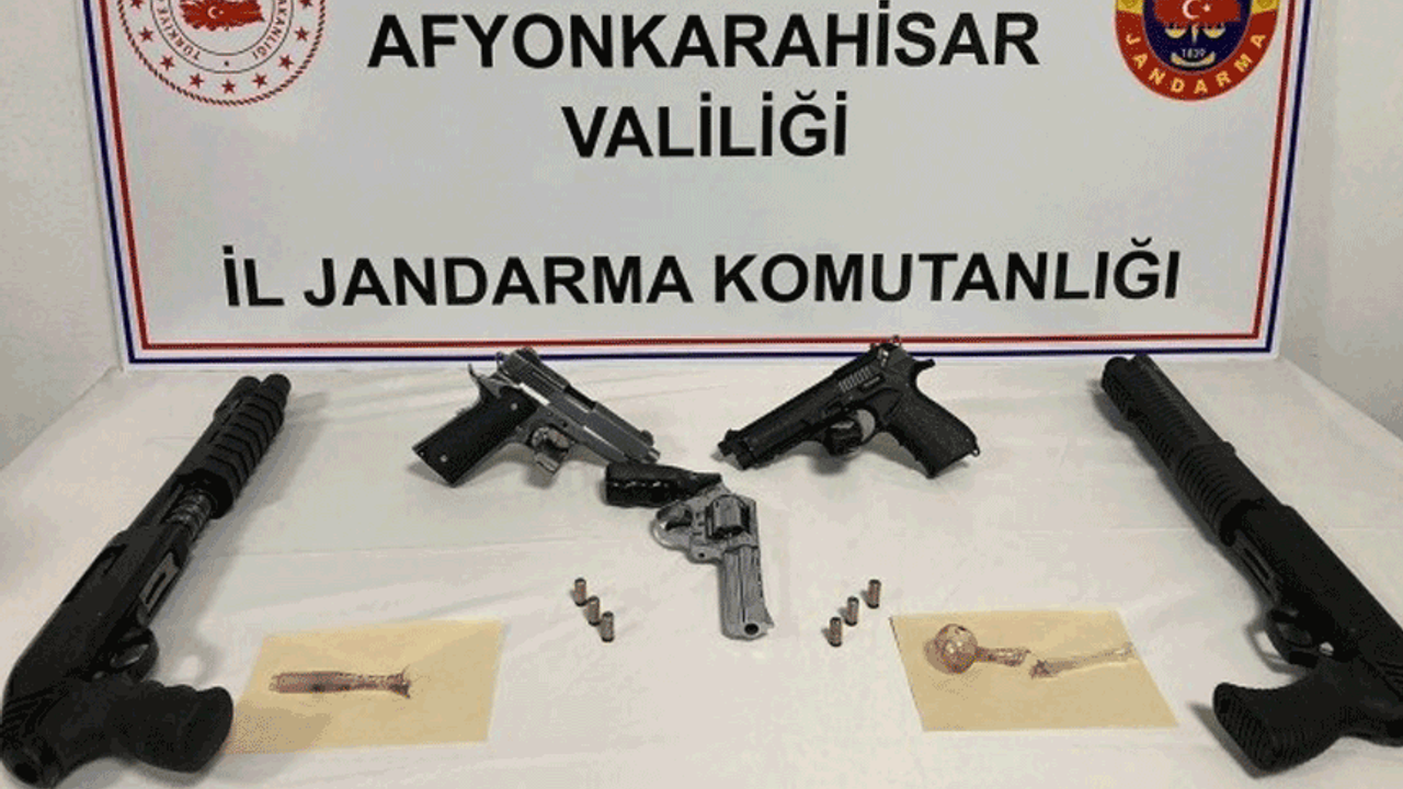 Afyon'da aranan şahıs tabanca ve tüfeklerle yakalandı