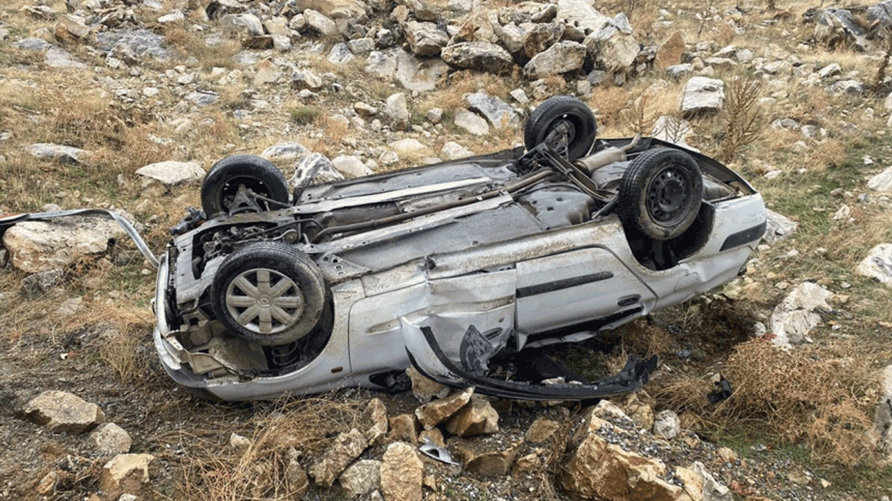 Afyon'da araba takla attı: İki kişi yaralandı