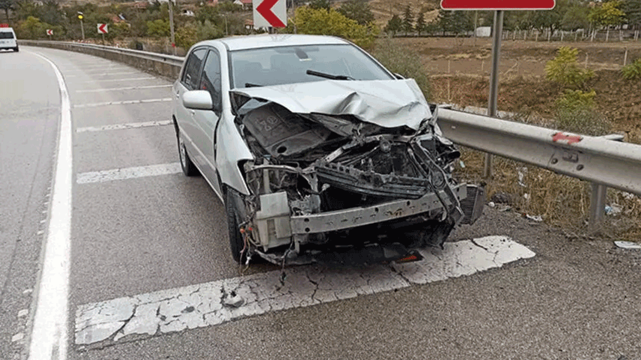 Afyon'da bariyerlere çarpan sürücü yaralandı