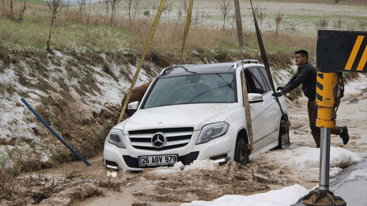 Afyon'da dolu yağışından kayan otomobil su kanalına düştü