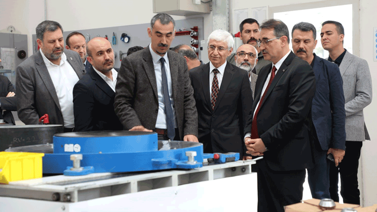 Bakan Dönmez Eskişehir Teknik Üniversitesi'ni ziyaret etti