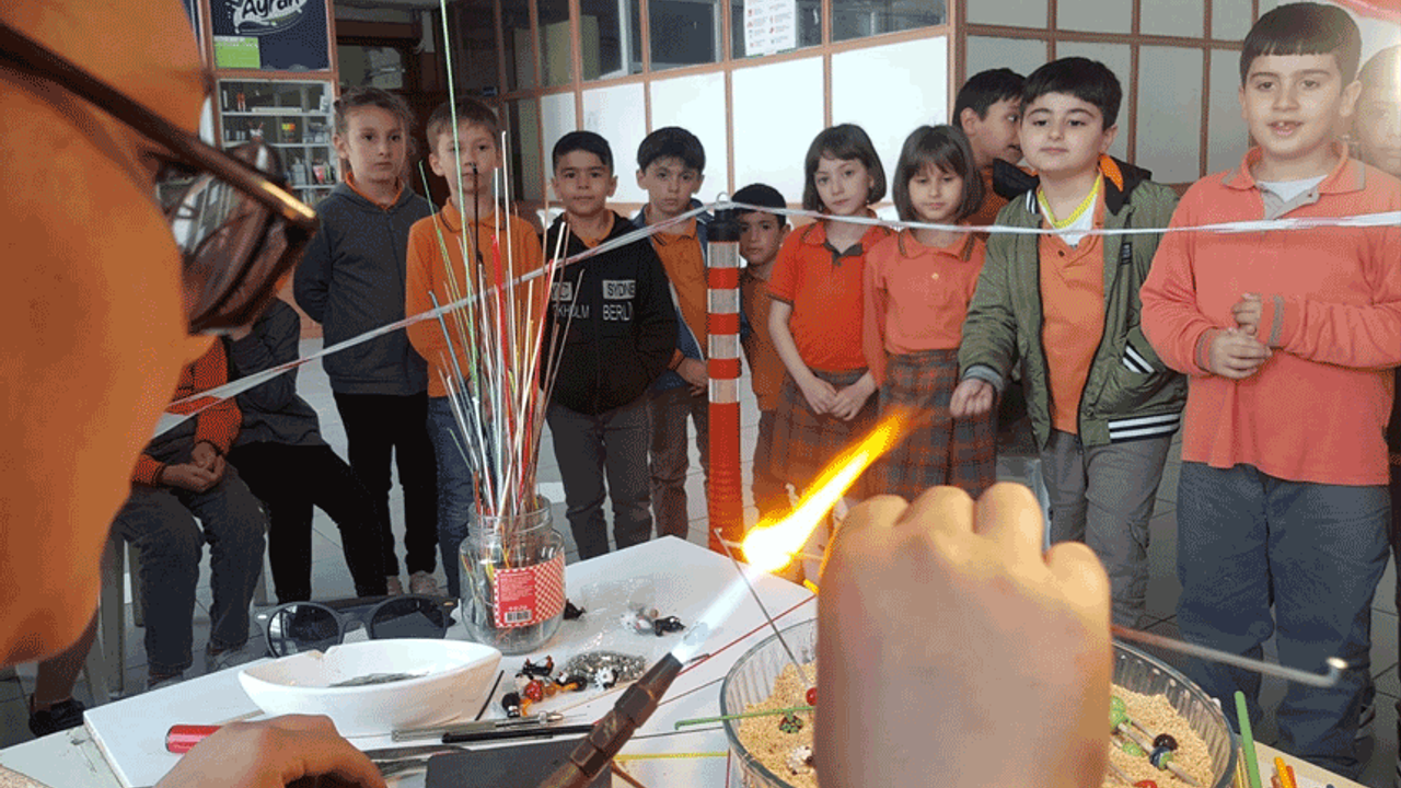 Eskişehir’de öğrenciler usta ellerden cam sanatını öğrendi