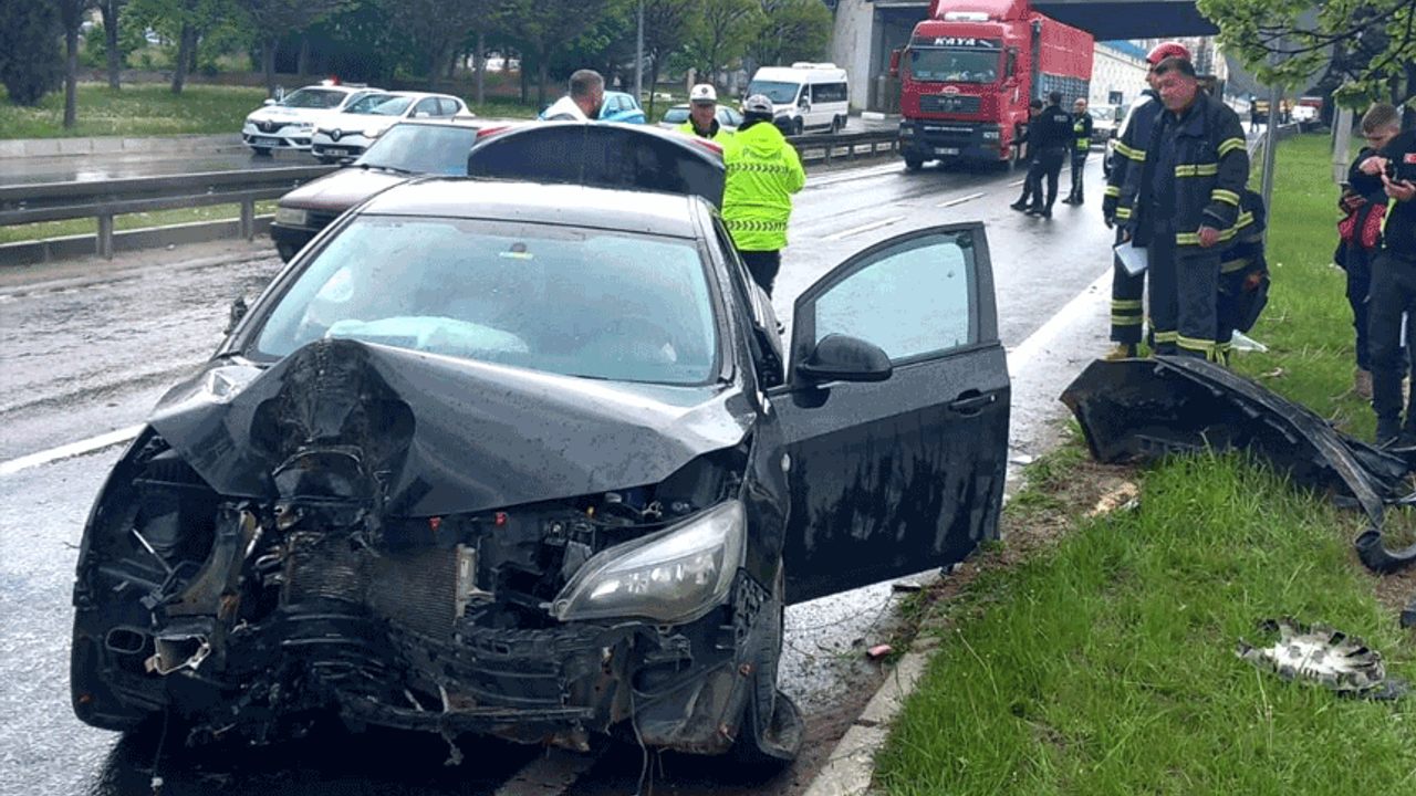 Kütahya'da araba refüjdeki ağaca çarptı: Bir yaralı
