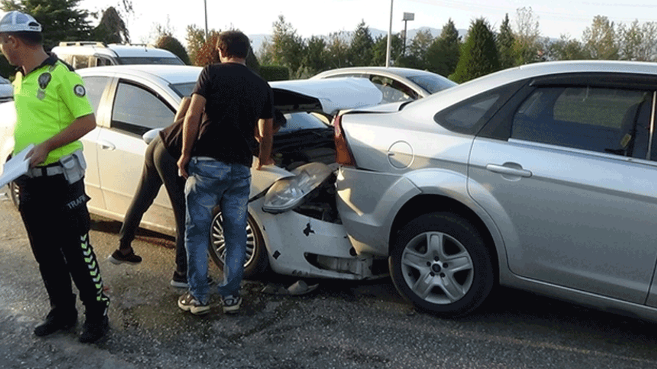 Afyon'da arkadan çarpma kazası: İki kişi yaralandı