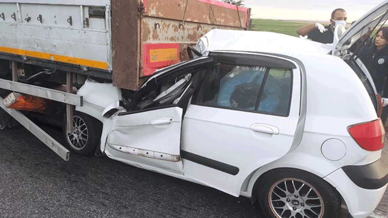 Afyon'da otomobil tıra çarptı: Dört yaralı
