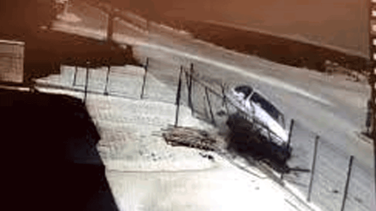 Afyon'da araba çitlere çarptı: Bir çocuk bir bebek yaralı