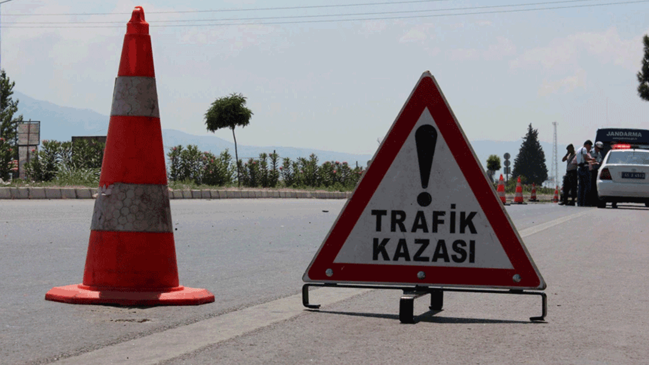 Afyon'da iki otomobilin çarpıştığı kazada 3 kişi yaralandı