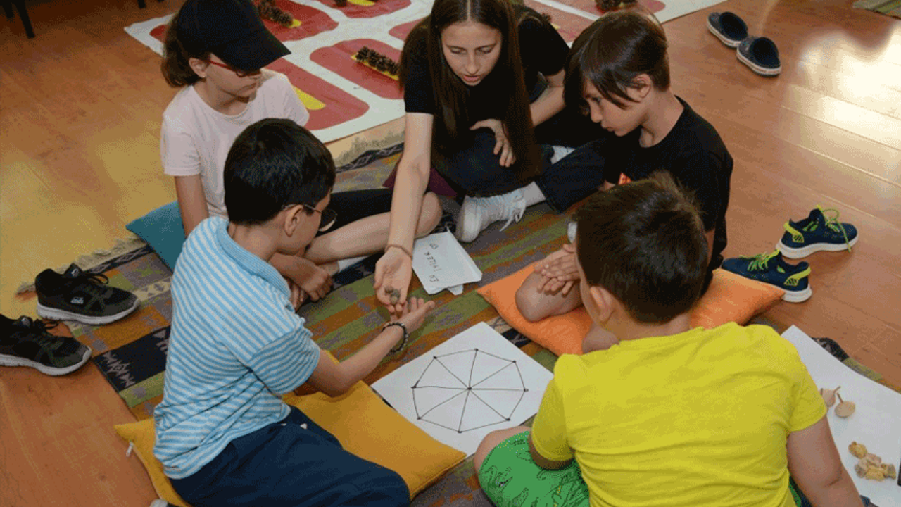 Eskişehir'de çocuklar geleneksel oyunları öğreniyor