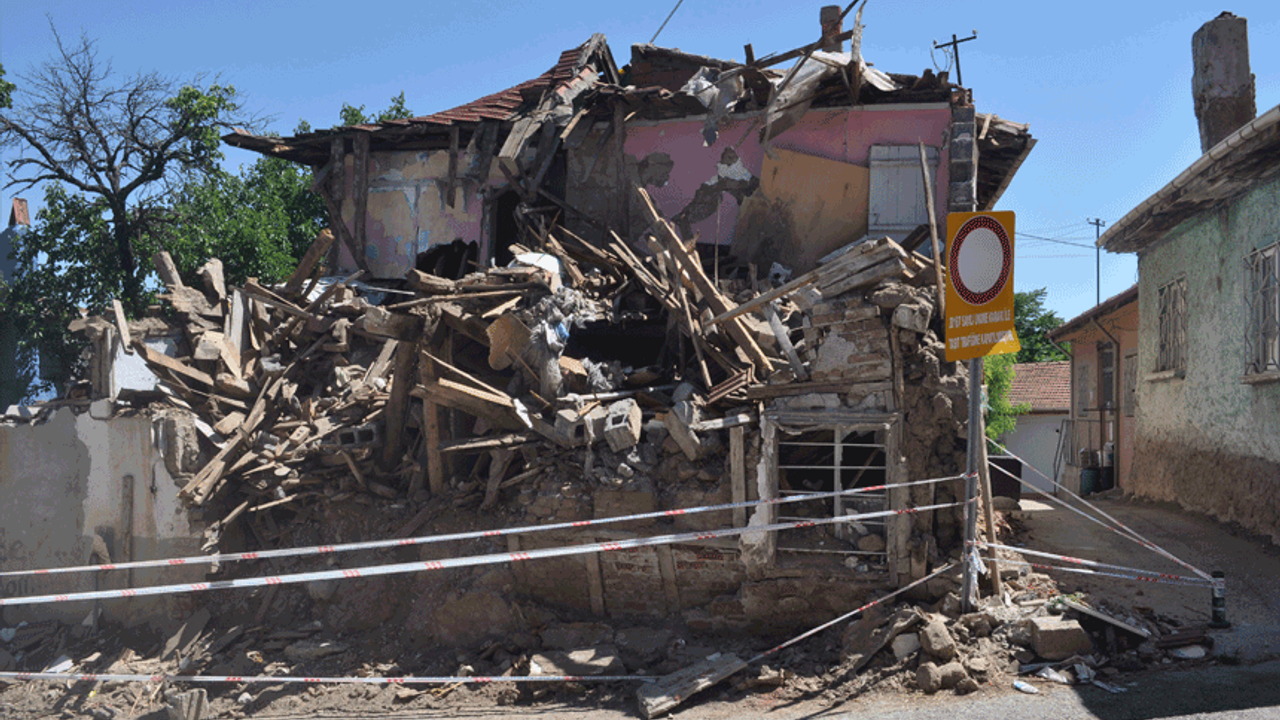 Eskişehir'de 'çöktü çökecek' derken sonunda yıkılıyor