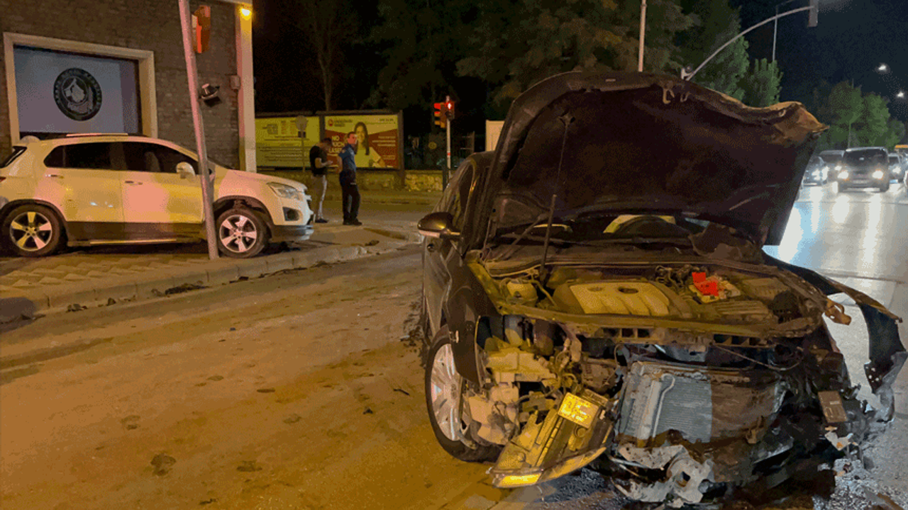 Eskişehir'de kaza: Trafik ışıklarına çarparak durabildi