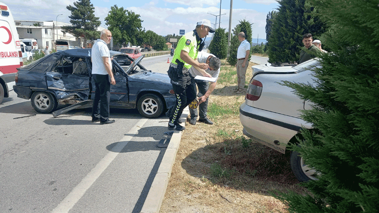Gediz'de trafik kazası: Üç kişi yaralandı