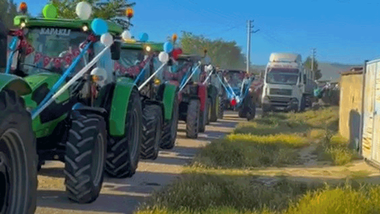 Sivrihisar'da çiftçi babanın düğününde traktör konvoyu