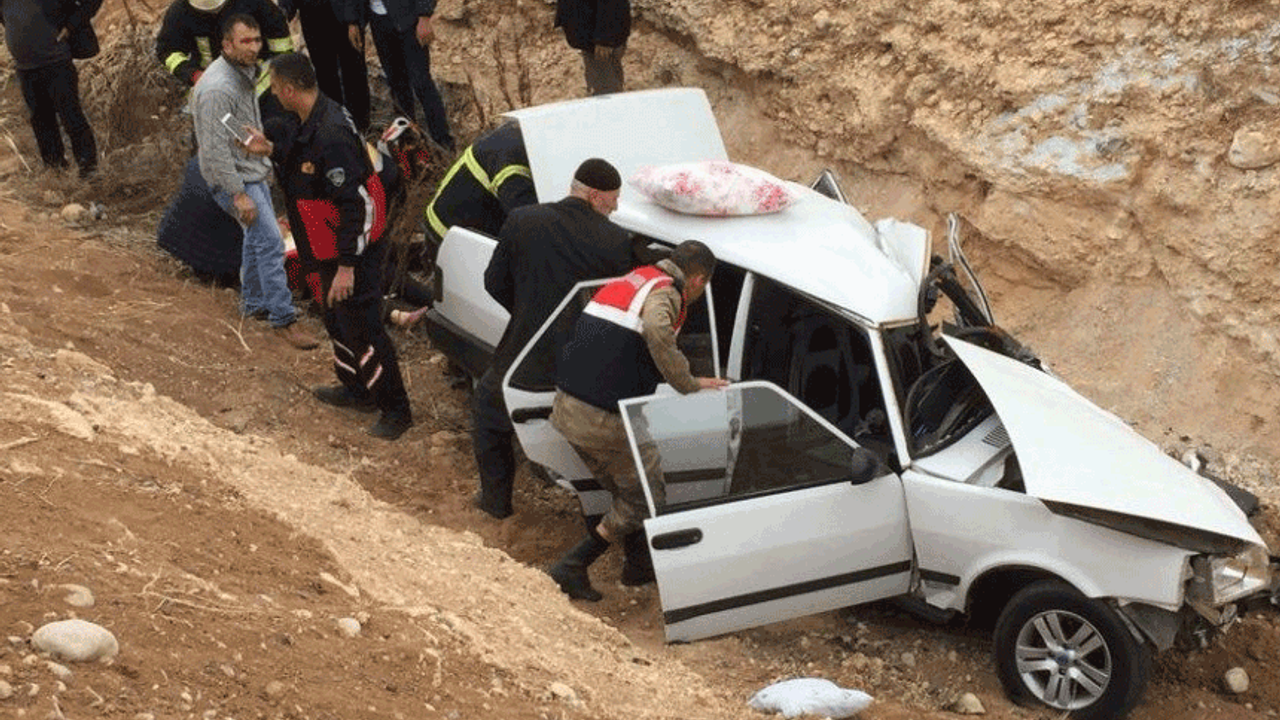 Afyon'da yabancı plakalı otomobilde 5 yaralı