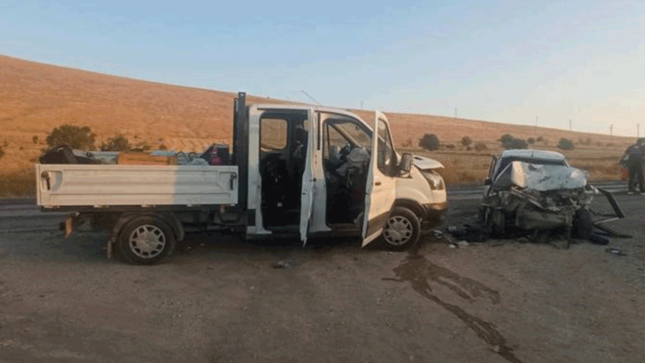 Afyon'da yol kenarında dururken otomobil çarptı: 2 ölü 5 yaralı