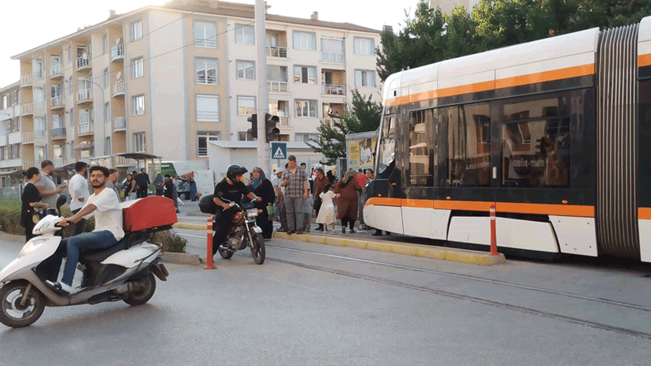 Eskişehir'de feci kaza: Tramvayın altında kalıyordu