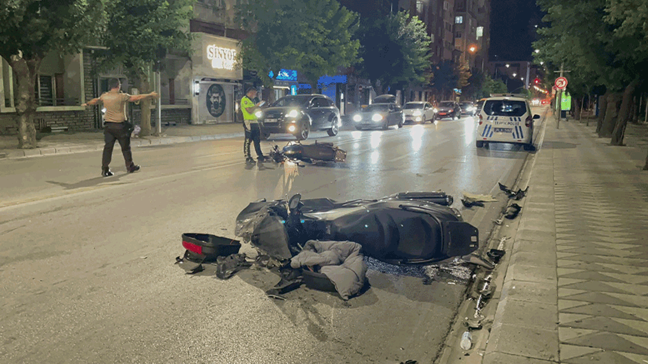 Eskişehir'de feci motor kazası: Yola savruldular