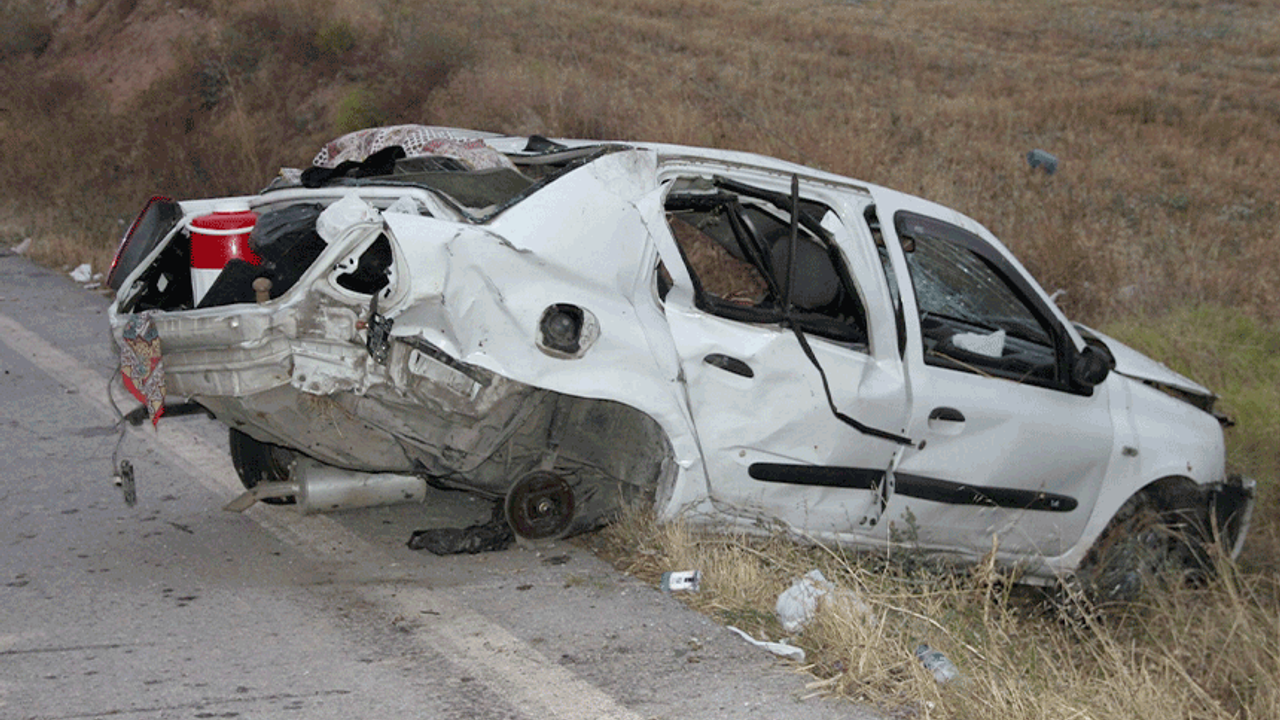 Afyon'da taklalar atarak parçalanan otomobilde 3 kişi yaralandı