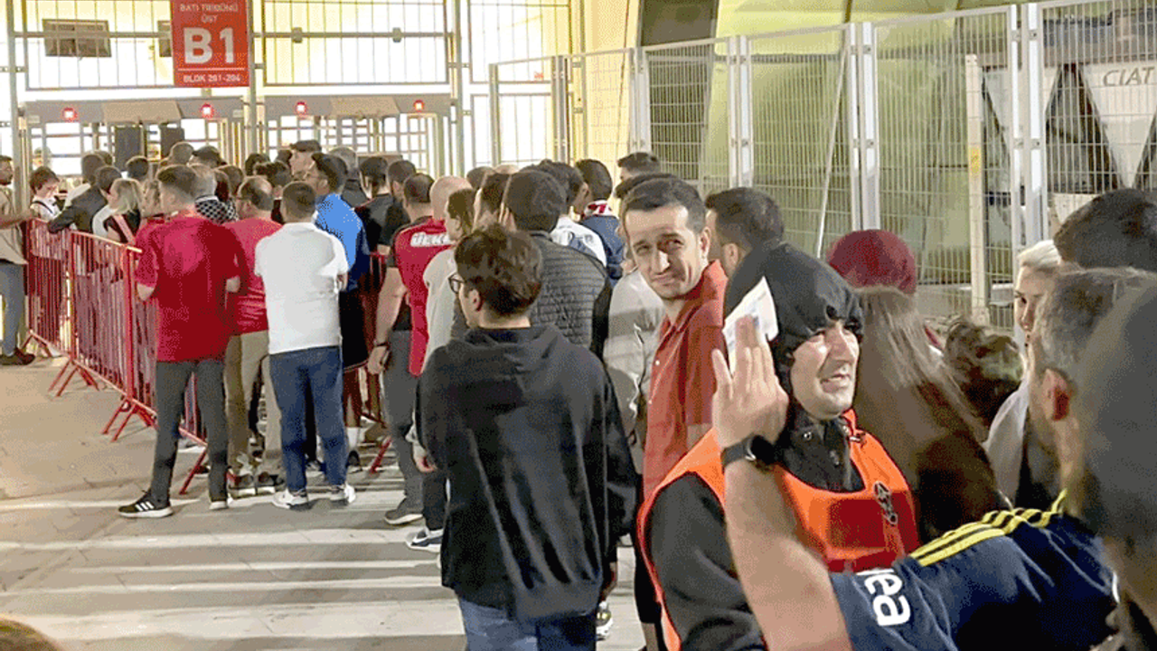 Eskişehir’deki milli maç öncesi taraftara turnike şoku