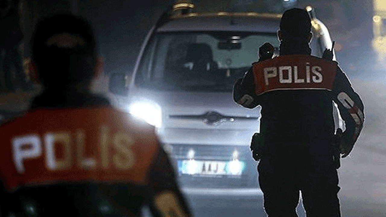 Kütahya'da motosikletli polisler yoklama kaçağı şahsı esrar ile yakaladı