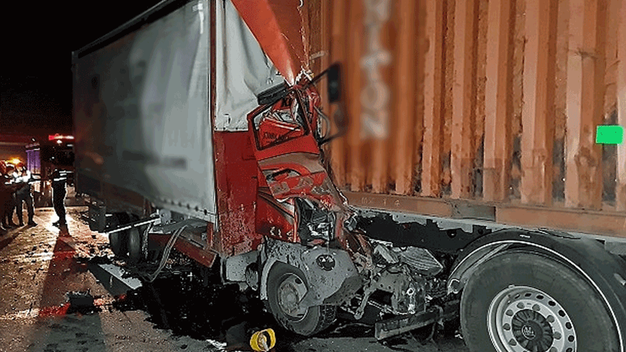 Emirdağ'da feci kaza: Tır ve kamyon birbirine girdi